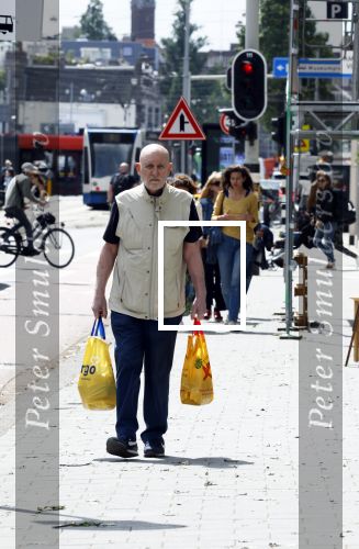 Amsterdam 6 juli 2023
Hugo Metsers heeft boodschappen gedaan en loopt terug naar zijn huis in Amsterdam zuid.