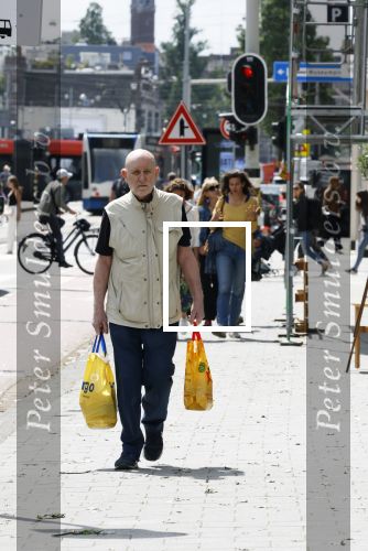 Amsterdam 6 juli 2023
Hugo Metsers heeft boodschappen gedaan en loopt terug naar zijn huis in Amsterdam zuid.