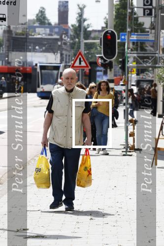 Amsterdam 6 juli 2023
Hugo Metsers heeft boodschappen gedaan en loopt terug naar zijn huis in Amsterdam zuid.
