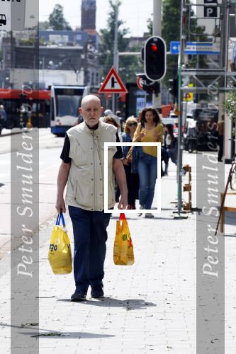Amsterdam 6 juli 2023
Hugo Metsers heeft boodschappen gedaan en loopt terug naar zijn huis in Amsterdam zuid.