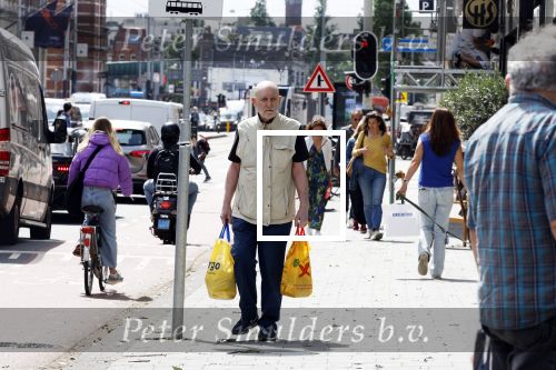Amsterdam 6 juli 2023
Hugo Metsers heeft boodschappen gedaan en loopt terug naar zijn huis in Amsterdam zuid.