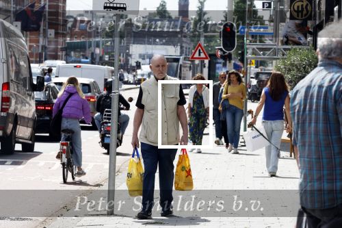 Amsterdam 6 juli 2023
Hugo Metsers heeft boodschappen gedaan en loopt terug naar zijn huis in Amsterdam zuid.