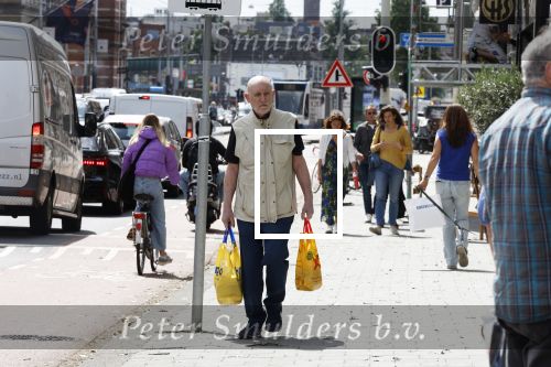 Amsterdam 6 juli 2023
Hugo Metsers heeft boodschappen gedaan en loopt terug naar zijn huis in Amsterdam zuid.
