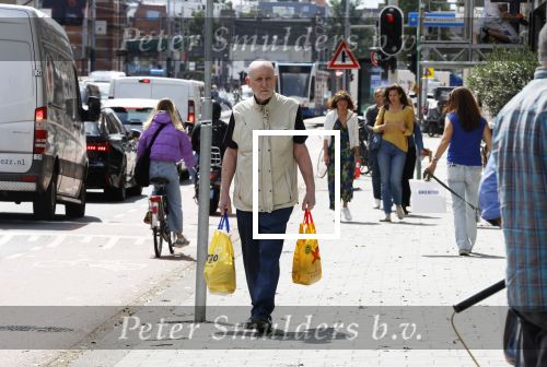 Amsterdam 6 juli 2023
Hugo Metsers heeft boodschappen gedaan en loopt terug naar zijn huis in Amsterdam zuid.