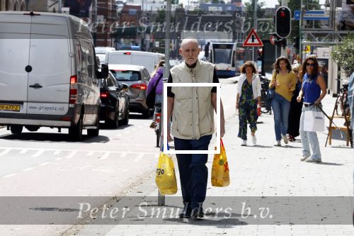 Amsterdam 6 juli 2023
Hugo Metsers heeft boodschappen gedaan en loopt terug naar zijn huis in Amsterdam zuid.