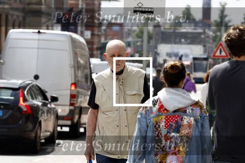 Amsterdam 6 juli 2023
Hugo Metsers heeft boodschappen gedaan en loopt terug naar zijn huis in Amsterdam zuid.
