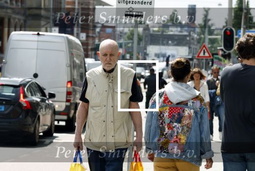 Amsterdam 6 juli 2023
Hugo Metsers heeft boodschappen gedaan en loopt terug naar zijn huis in Amsterdam zuid.