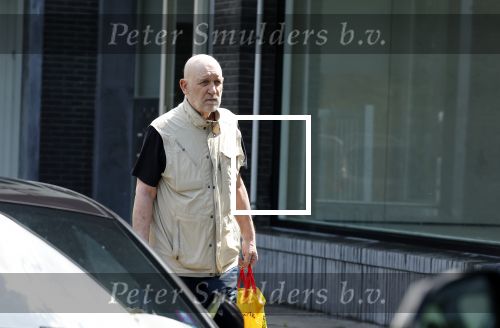 Amsterdam 6 juli 2023
Hugo Metsers heeft boodschappen gedaan en loopt terug naar zijn huis in Amsterdam zuid.