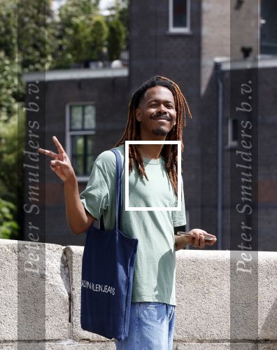 Amsterdam 12 juli 2023
Jeangu Macrooy bellend op straat in Amstedam .