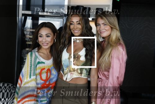 Amsterdam 4 juli 2023
Presentatie Kek Mama cover met Kim Feenstra en Maria Tailort in het Double Tree hotel.
Jeanine Kho Maria Tailor en Iris Zeilstra