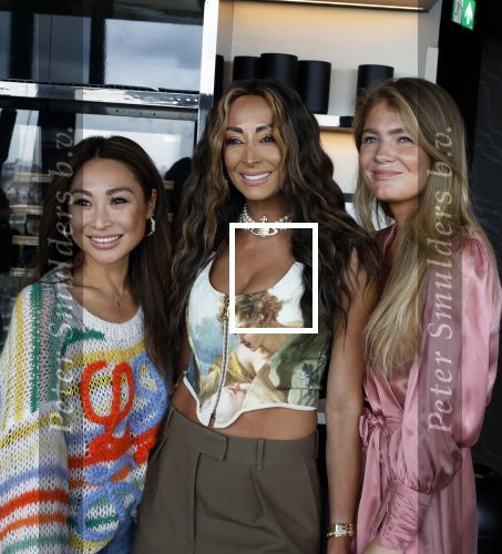 Amsterdam 4 juli 2023
Presentatie Kek Mama cover met Kim Feenstra en Maria Tailort in het Double Tree hotel.
Jeanine Kho Maria Tailor en Iris Zeilstra