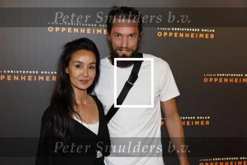 Amsterdam 19 juli 2023
Premiere Oppenheimer in Pathe Arena.
Jennifer de Jong met man