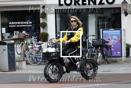 Amsterdam 24 juli 2023
Jordy Huisman van Kris Kroos Amsterdam op zijn electrische fiets