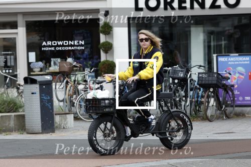 Amsterdam 24 juli 2023
Jordy Huisman van Kris Kroos Amsterdam op zijn electrische fiets