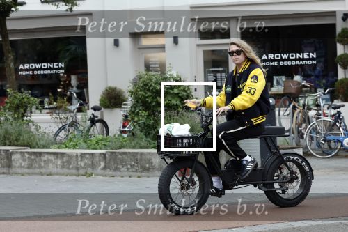Amsterdam 24 juli 2023
Jordy Huisman van Kris Kroos Amsterdam op zijn electrische fiets