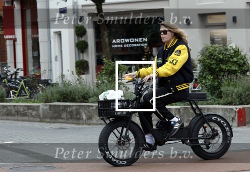 Amsterdam 24 juli 2023
Jordy Huisman van Kris Kroos Amsterdam op zijn electrische fiets