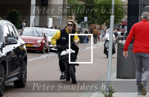 Amsterdam 24 juli 2023
Jordy Huisman van Kris Kroos Amsterdam op zijn electrische fiets