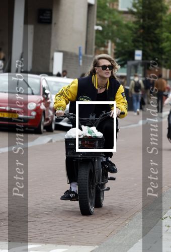 Amsterdam 24 juli 2023
Jordy Huisman van Kris Kroos Amsterdam op zijn electrische fiets