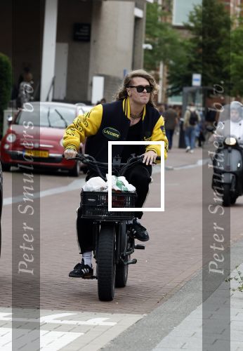 Amsterdam 24 juli 2023
Jordy Huisman van Kris Kroos Amsterdam op zijn electrische fiets