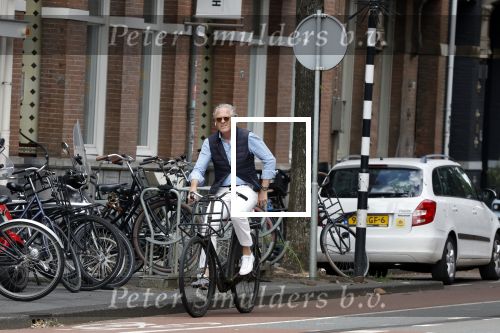 Amsterdam 16 juli 2023
Jort Kelder op de fiets in Amsterdam zuid.