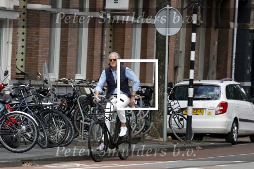 Amsterdam 16 juli 2023
Jort Kelder op de fiets in Amsterdam zuid.