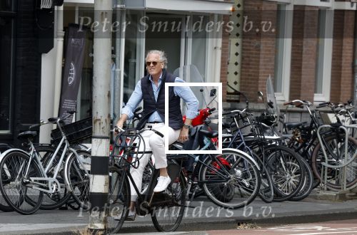 Amsterdam 16 juli 2023
Jort Kelder op de fiets in Amsterdam zuid.