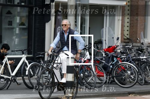 Amsterdam 16 juli 2023
Jort Kelder op de fiets in Amsterdam zuid.