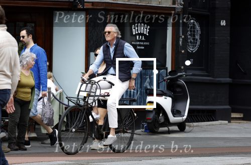 Amsterdam 16 juli 2023
Jort Kelder op de fiets in Amsterdam zuid.