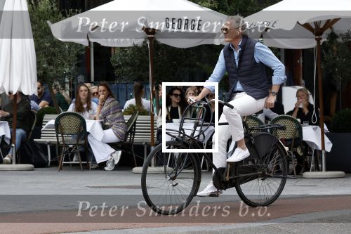 Amsterdam 16 juli 2023
Jort Kelder op de fiets in Amsterdam zuid.