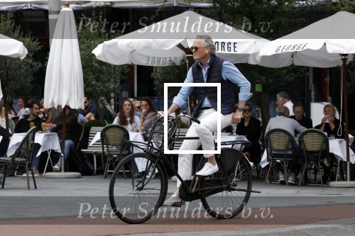 Amsterdam 16 juli 2023
Jort Kelder op de fiets in Amsterdam zuid.