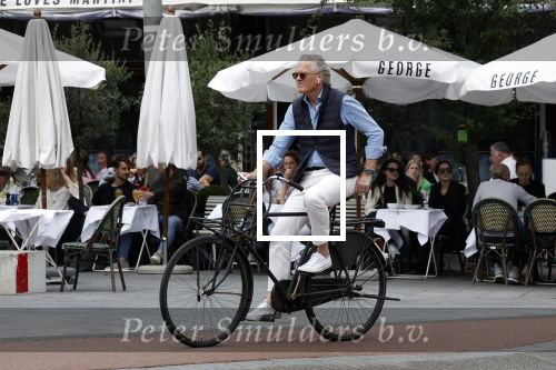 Amsterdam 16 juli 2023
Jort Kelder op de fiets in Amsterdam zuid.