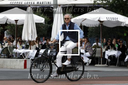 Amsterdam 16 juli 2023
Jort Kelder op de fiets in Amsterdam zuid.