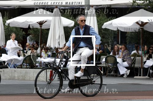 Amsterdam 16 juli 2023
Jort Kelder op de fiets in Amsterdam zuid.