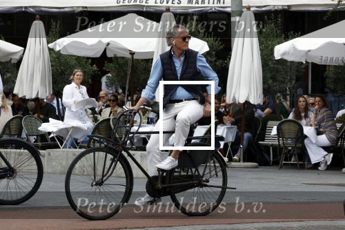 Amsterdam 16 juli 2023
Jort Kelder op de fiets in Amsterdam zuid.