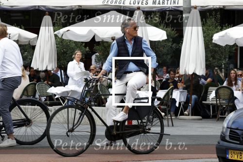 Amsterdam 16 juli 2023
Jort Kelder op de fiets in Amsterdam zuid.