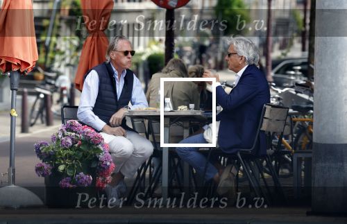 Amsterdam 19 juli 2023
Jort Kelder en Yvo van Regteren Altena  op terras in het centrum van Amsterdam.
