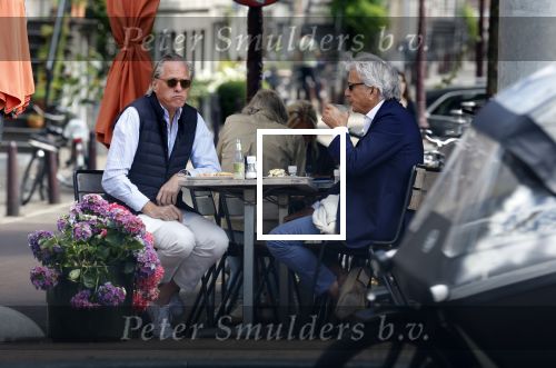 Amsterdam 19 juli 2023
Jort Kelder en Yvo van Regteren Altena  op terras in het centrum van Amsterdam.