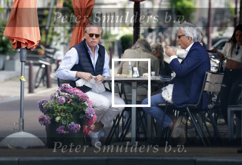 Amsterdam 19 juli 2023
Jort Kelder en Yvo van Regteren Altena  op terras in het centrum van Amsterdam.