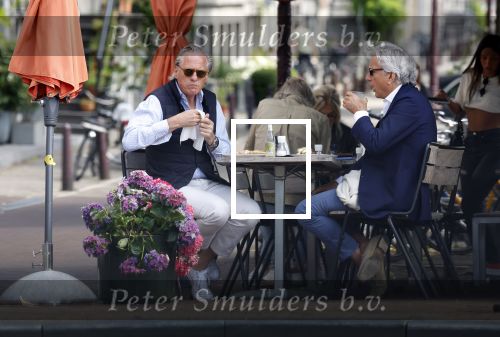 Amsterdam 19 juli 2023
Jort Kelder en Yvo van Regteren Altena  op terras in het centrum van Amsterdam.