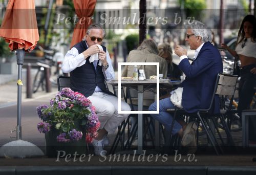 Amsterdam 19 juli 2023
Jort Kelder en Yvo van Regteren Altena  op terras in het centrum van Amsterdam.
