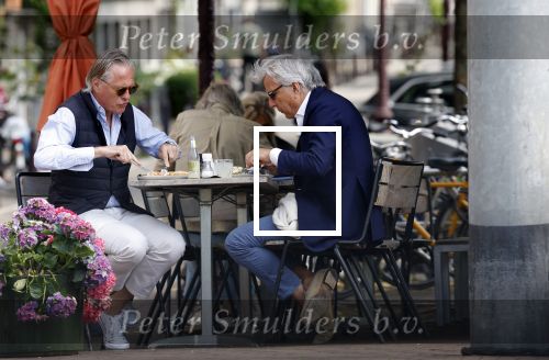 Amsterdam 19 juli 2023
Jort Kelder en Yvo van Regteren Altena  op terras in het centrum van Amsterdam.