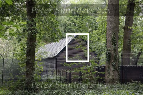 Lage Vuursche 28 juli 2023
Palijs Drakensteyn van prinss Beatrix . De poort is geschilderd en in de tuin staan hekken met donkee doeken voor privacy . Naast het landgoed is een stuk bouwgrond te koop.