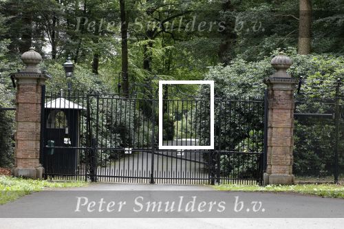 Lage Vuursche 28 juli 2023
Palijs Drakensteyn van prinss Beatrix . De poort is geschilderd en in de tuin staan hekken met donkee doeken voor privacy . Naast het landgoed is een stuk bouwgrond te koop.