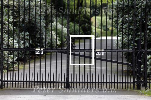 Lage Vuursche 28 juli 2023
Palijs Drakensteyn van prinss Beatrix . De poort is geschilderd en in de tuin staan hekken met donkee doeken voor privacy . Naast het landgoed is een stuk bouwgrond te koop.
