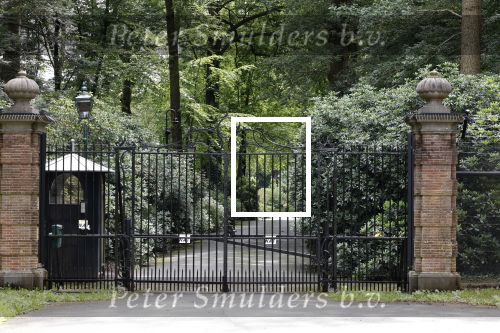 Lage Vuursche 28 juli 2023
Palijs Drakensteyn van prinss Beatrix . De poort is geschilderd en in de tuin staan hekken met donkee doeken voor privacy . Naast het landgoed is een stuk bouwgrond te koop.