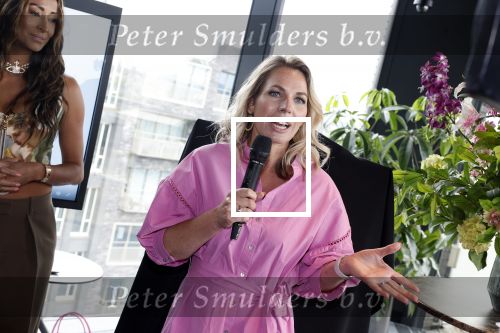 Amsterdam 4 juli 2023
Presentatie Kek Mama cover met Kim Feenstra en Maria Tailort in het Double Tree hotel.
Jannine Berkelaar hoofdredateur Kek Mama