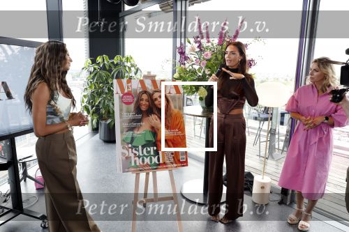 Amsterdam 4 juli 2023
Presentatie Kek Mama cover met Kim Feenstra en Maria Tailort in het Double Tree hotel.
Jannine Berkelaar hoofdredateur Kek Mama