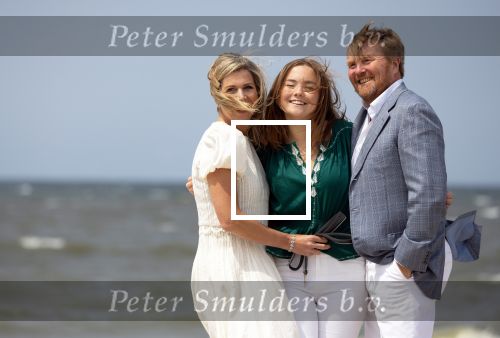 Den haag 30 juni 2023
Fotosessie op het strand Koning Willem Alexander, koningin Maxima en prinses Ariane, Prinses  Amalia en Prinses Alexia poseren tijdens de fotosessie op het strand met hond mambo.