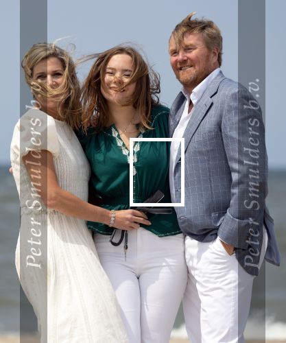 Den haag 30 juni 2023
Fotosessie op het strand Koning Willem Alexander, koningin Maxima en prinses Ariane, Prinses  Amalia en Prinses Alexia poseren tijdens de fotosessie op het strand met hond mambo.