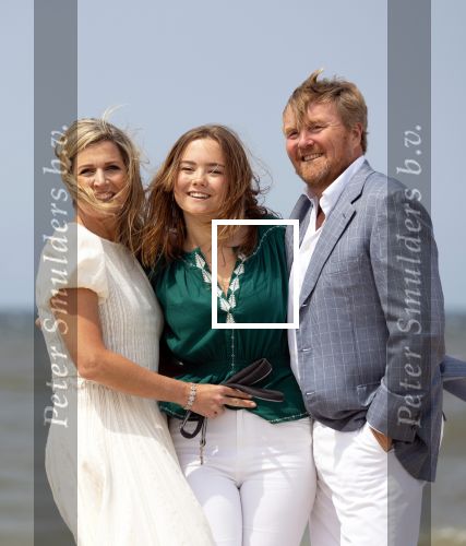 Den haag 30 juni 2023
Fotosessie op het strand Koning Willem Alexander, koningin Maxima en prinses Ariane, Prinses  Amalia en Prinses Alexia poseren tijdens de fotosessie op het strand met hond mambo.